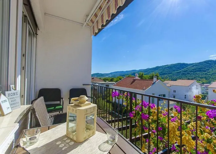 Spacious In Stari Grad, 80 M², Serene Garden Apartament
