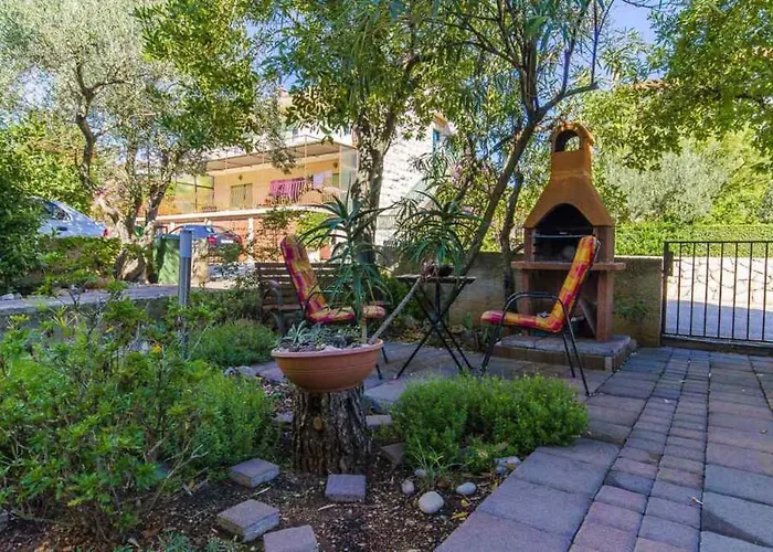 Apartament Spacious In Stari Grad, 80 M², Serene Garden