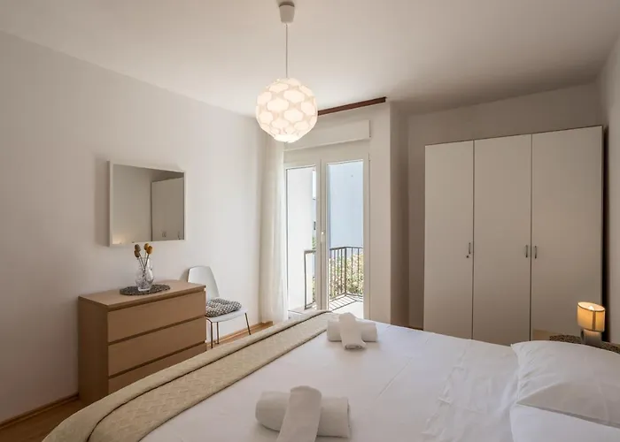 Spacious In Stari Grad, 80 M², Serene Garden Apartament *