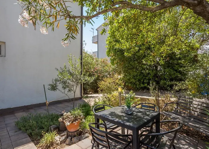 Apartament Spacious In Stari Grad, 80 M², Serene Garden