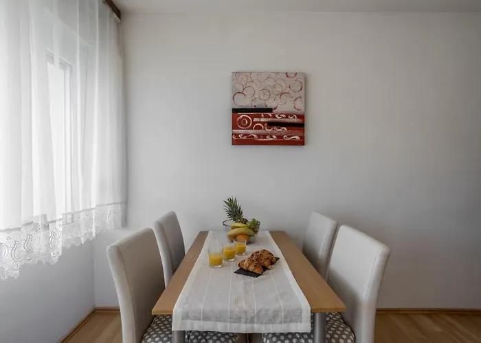 Spacious In Stari Grad, 80 M², Serene Garden Apartament *