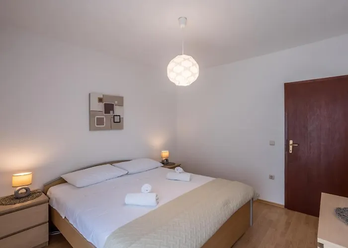 Spacious In Stari Grad, 80 M², Serene Garden Apartament Stari Grad (Hvar)