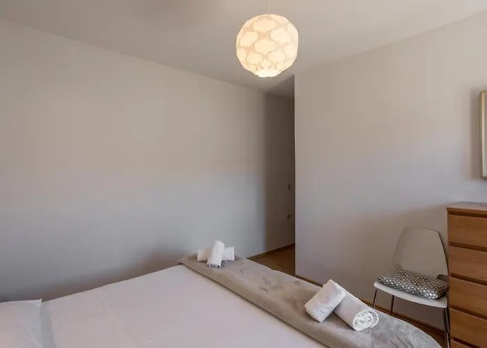Spacious In Stari Grad, 80 M², Serene Garden
