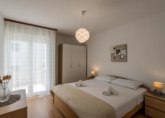 Apartament Spacious In Stari Grad, 80 M², Serene Garden
