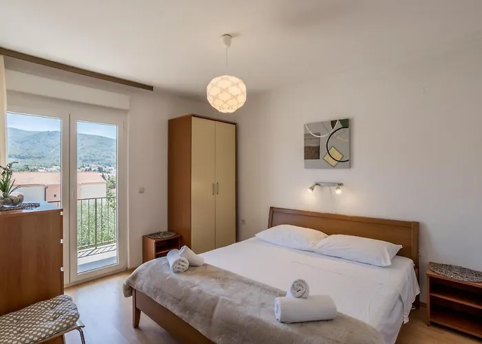 Spacious In Stari Grad, 80 M², Serene Garden *