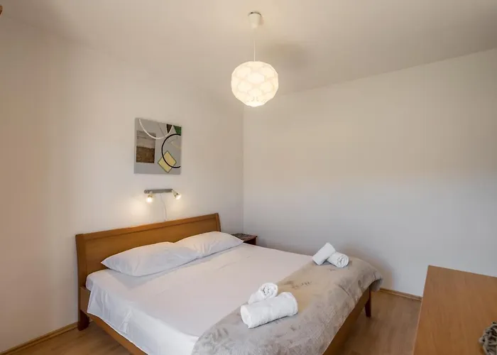 Apartament Spacious In Stari Grad, 80 M², Serene Garden