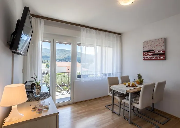 Spacious In Stari Grad, 80 M², Serene Garden Apartament Stari Grad (Hvar)