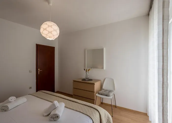 Spacious In Stari Grad, 80 M², Serene Garden *