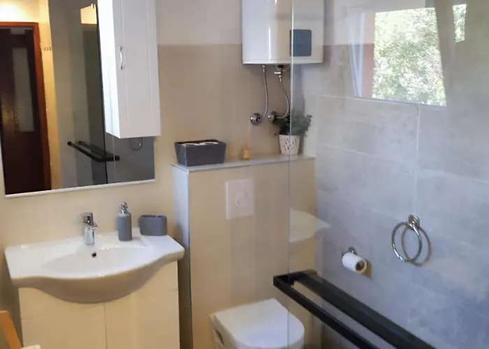 Spacious In Stari Grad, 80 M², Serene Garden Apartament