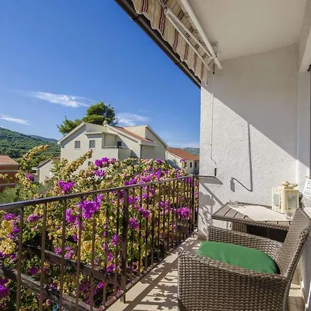 Charming In With Terrace And Enclosed Garden * Stari Grad (Hvar)