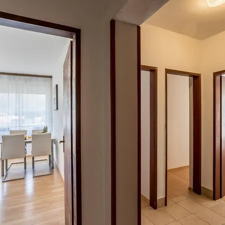 Charming In With Terrace And Enclosed Garden Apartment
